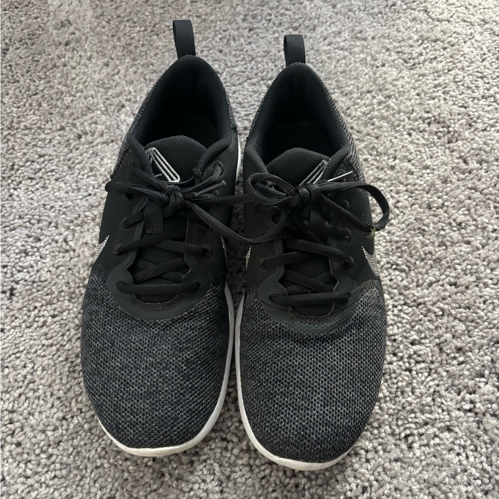 ✏️ Nike Black Athletic Shoes